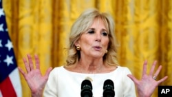 ​អ្នកស្រី Jill Biden ថ្លែងអំឡុងកម្មវិធី «Cancer Moonshot»​ នៅ​សេតវិមានកាលពីថ្ងៃទី​២ កុម្ភៈ ឆ្នាំ២០២២ ក្នុង​រដ្ឋធានីវ៉ាស៊ីនតោន។