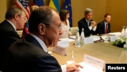 17일 스위스 제네바에서 우크라이나 사태 해결을 위한 4자 회담이 막을 올린 가운데, 세르게이 라브로프 러시아 외무장관(왼쪽 2번째)이 존 케리 미국 국무장관(오른쪽 2번째)의 발언을 듣고 있다.
