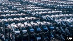 资料照：2024年2月8日，在中国东部江苏省苏州市太仓港的国际集装箱码头，堆放着等待装船的比亚迪电动车。(法新社）