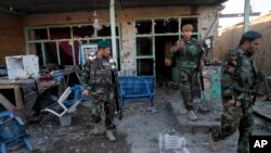 نیروهای امنیتی افغان در حال بازدید از پایگاه هوایی پس از حمله طالبان