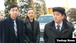 김정일 국방위원장의 이복동생인 김평일(오른쪽)의 2007년 모습.