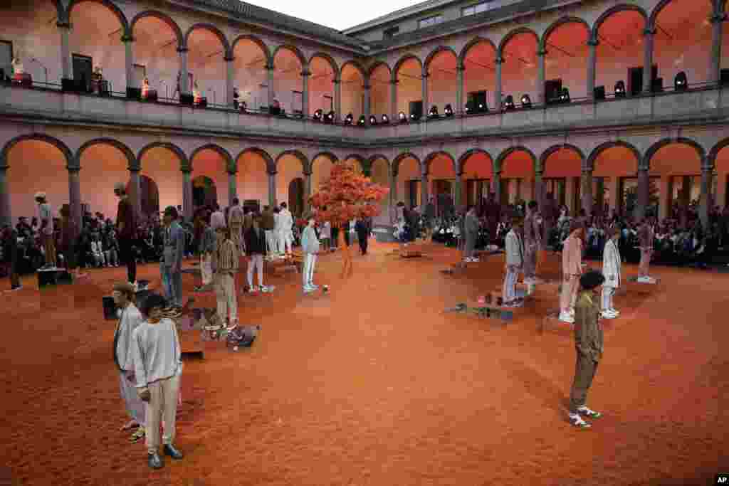 Para model mengenakan busana musim semi dan musim panas 2018 dalam peragaan busana di Milan, Italia.