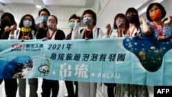 台湾帕劳“旅行泡泡”首发团在台北桃园国际机场准备出发。 （2021年4月1日）