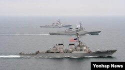 미 해군의 미사일장착 구축함 매케인호(앞)가 지난달 17일 독수리 훈련에 참가했다.