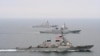 한반도로 파견된 것으로 알려진 미 해군의 미사일장착 구축함 매케인호(앞)가 지난달 17일 독수리 훈련에 참가해 훈련 중이다.. 