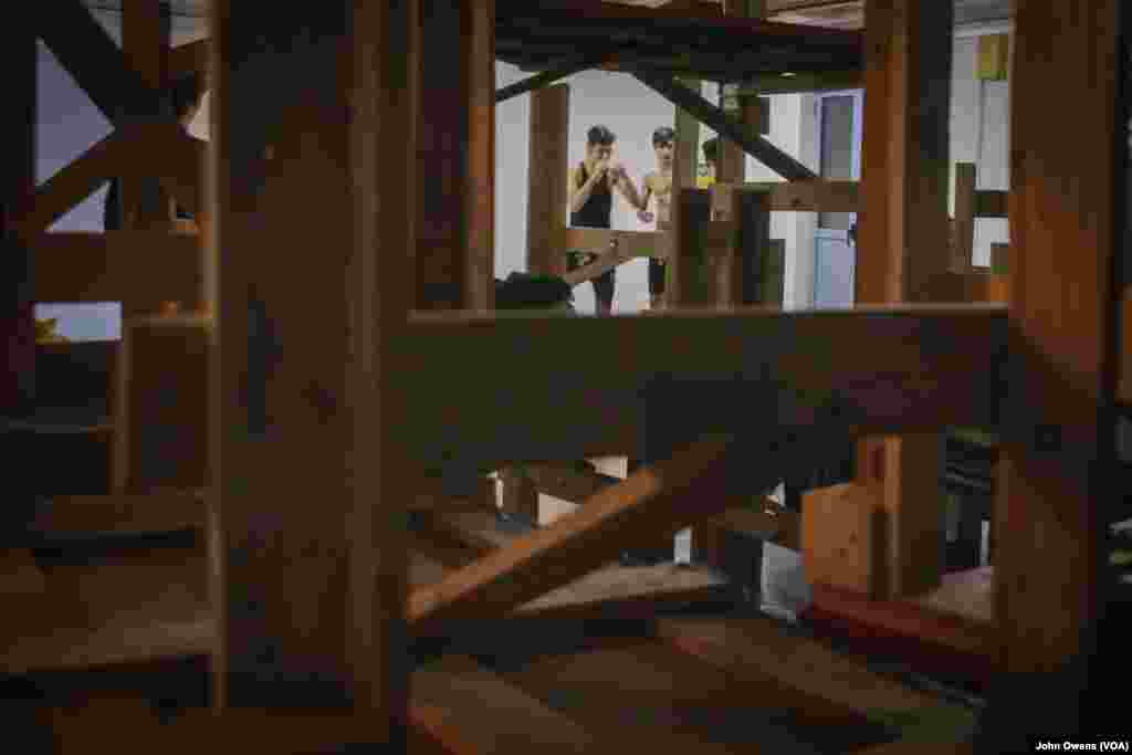 Ruangan untuk latihan karate dan bela diri pada malam hari dipakai sebagai restoran pada siang hari di pusat komunitas Khora di distrik Exarchia, di Athena, Yunani (26/10).