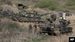 美韩在朝鲜边境附近举行联合军演的美国M1A2 坦克。（2017年4月21日）
