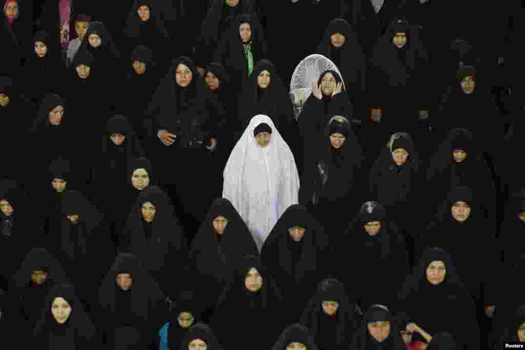 Peziarah Syiah berkumpul di makam Imam Moussa al-Kadhim untuk menandai peringatan ulang tahun kematiannya di distrik Kadhimiya, Baghdad, Irak. 