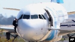 L'avion détourné d'EgyptAir à Chypre, après son atterrissage à l'aéoport de Larnaca, le 29 mars 2016. 
