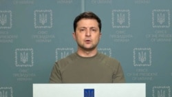 Predsednik Volodimir Zelenski u kancelariji predsednika države na video snimku koji je objavila njegova pres služba 25. februara 2022.