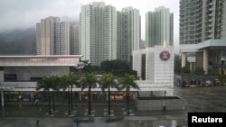 香港民众排队等候新冠病毒核酸检测。（2022年2月21日）