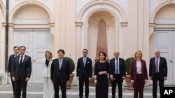 На фото: Міністр закордонних справ України Дмитро Кулеба, провідні дипломати США, Канади, Японії, Італії, Німеччини, Франції, Великобританії, Європейського Союзу позують для групового фото після зустрічі міністрів закордонних справ країн G7 на Мюнхенській конференції з безпеки.