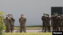 Para peserta hadir dalam upacara pembukaan pelatihan anti-terorisme yang disponsori oleh pasukan AS, yang diberi nama operasi Flintlock, di Jacqueville, Pantai Gading, pada 20 Februari 2022. (Foto: Reuters/Luc Gnago)