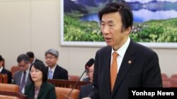 윤병세 한국 외교부 장관이 17일 국회에서 열린 외교통일위원회 전체회의에서 발언하고 있다.