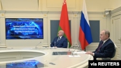 俄罗斯总统普京与白俄罗斯总统卢卡申科在莫斯科观看俄军军演期间发射弹道导弹。（2022年2月19日）