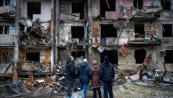 2月25日，人们目睹着乌克兰基辅被火箭摧毁的建筑物.