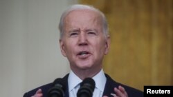 在美国华盛顿的白宫东厅，美国总统拜登就俄罗斯对乌克兰的攻击发表讲话（2022年2月24日）。