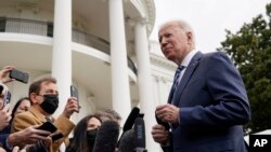 拜登总统在前往俄亥俄州推动他的基础设施建设议程之前在白宫南草坪对媒体讲话。(2022年2月17日)