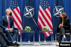 کامالا هریس، معاون ریاست جمهوری ایالات متحده، و ینس استولتنبرگ، دبیرکل ناتو