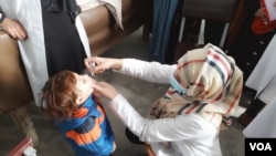 Ilustracijja - Dijete dobija vakcinu protiv polija