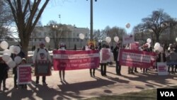 تجمع گروهی از ایرانیان در واشنگتن در اعتراض به ممنوعیت صدور ویزا برای افرادی که دوره خدمت سربازی‌شان را در سپاه پاسداران گذرانده‌اند. (شنبه ۳۰ بهمن ۱۴۰۰)