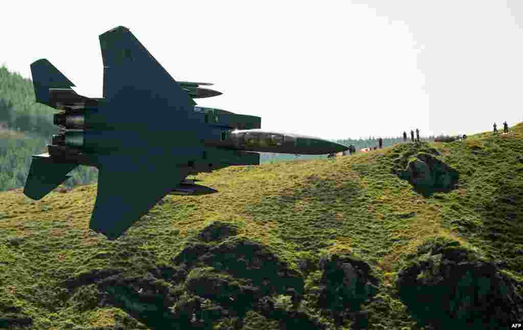 យន្តហោះ​ចម្បាំង​ U.S. Air Force (USAF) F-15 ហោះ​ក្នុង​រយៈចម្ងាយ​ទាប​តាម​ជ្រលង​ភ្នំក្បែរ​ទីក្រុង​ Dolgellau ភាគខាងជើង​ Wales។