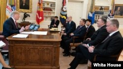 지난달 18일 워싱턴 백악관에서 도널드 트럼프 미국 대통령이 김영철 북한 노동당 부위원장을 면담했다. 왼쪽부터 트럼프 대통령, 김혁철 전 스페인 주재 북한대사, 김성혜 북한 조선아시아태평양평화위원회(아태) 실장 겸 통일전선부 실장, 박철 아태 부위원장, 북한 통역, 마이크 폼페오 국무장관, 스티브 비건 국무부 대북정책특별대표.