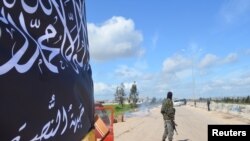 Anggota Fron Nusra tengah berpatroli di sebuah pos penjagaan di Idlib (Foto: dok).