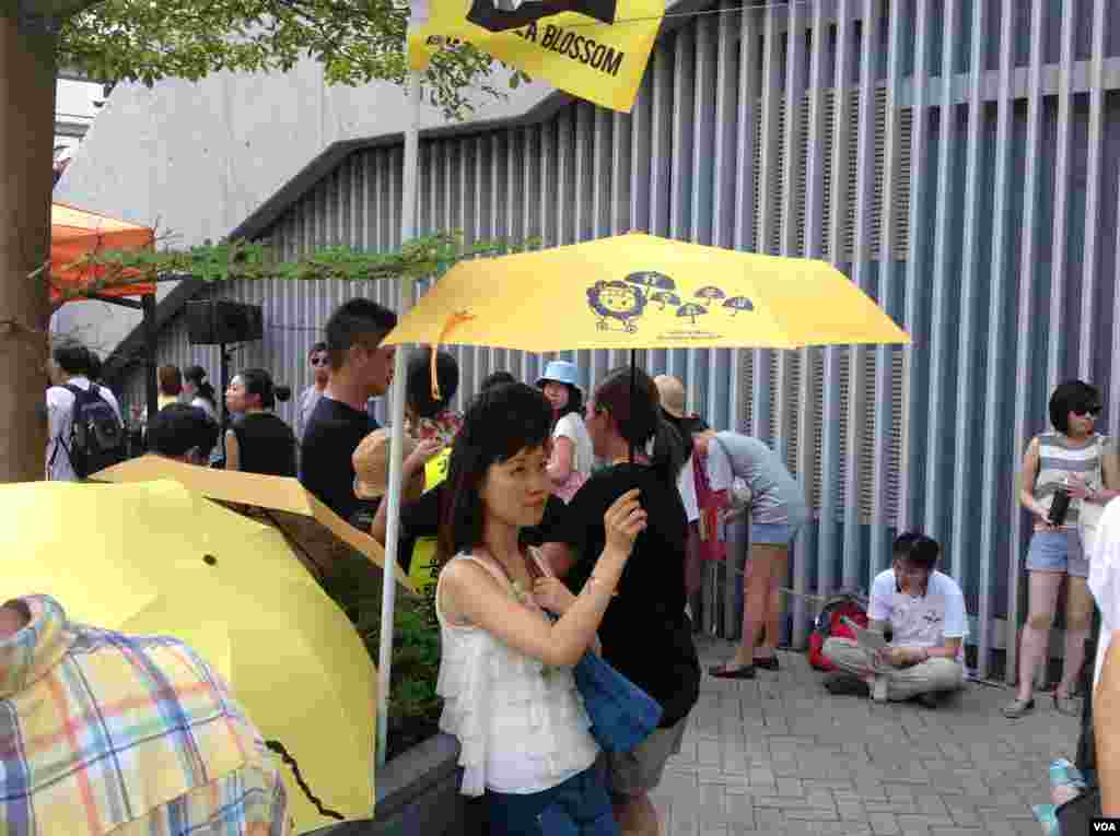 港人重返政总纪念雨伞运动一周年（美国之音海彦拍摄）