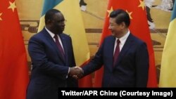 Le président sénégalais Macky Sall salue son homologue chinois Xi Jinping à Dakar, Sénégal, 21 juillet 2018. (Twitter/APR Chine)