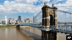 미국 오하이오주 신시내티의 존 A. 로블링 다리.