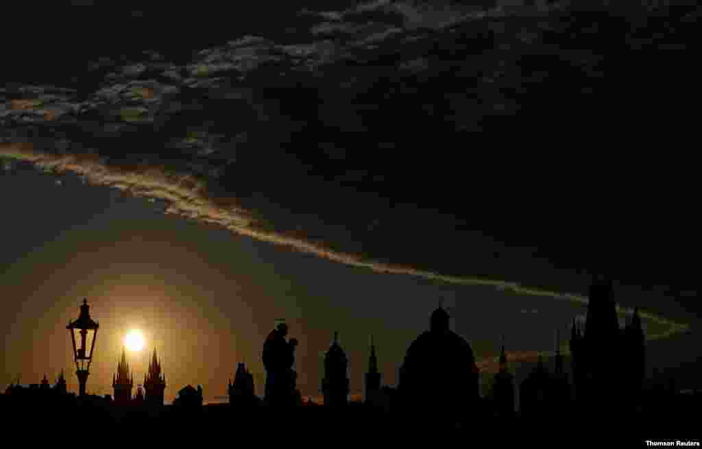 체코 프라하 찰스 다리 위로 해가 뜨고 있다. 