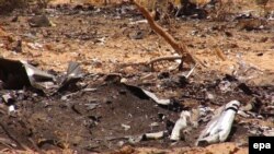 Des débris de l’avion d'Air Algérie assurant le vol AH5017, écrasé près de la ville de Goss, au nord de Bamako, au Mali, 27 Jjillet 2014. epa/ STR