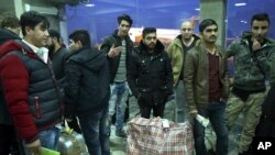 Les premiers Afghans expulsés d'Allemagne arrivent à l'aéroport international de Kaboul, en Afghanistan, le jeudi 15 décembre 2016. 