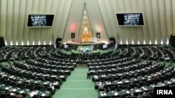 نمایندگان مجلس روز یکشنبه ۲۶ اردیبهشت با ۱۸۱ رای موافق، ۶ رای مخالف و ۸ ممتنع این دو فوریت این طرح را تصویب کردند.