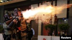 防暴警察在香港著名旅游区尖沙咀对示威民众发射催泪弹。（2019年10月27日）