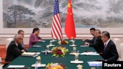 资料照：美国新任气候总统特使约翰·波德斯塔（John Podesta）与中国外长王毅在北京人大会堂举行会谈。（2024年9月6日）