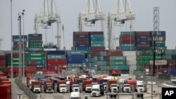 2015年2月17日，美国加州长滩港内货运卡车堵塞的状况。