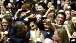 20일 미국 워싱턴 국립건축박물관에서 바락 오바마 2기 대통령 취임식을 하루 앞두고 열린 리셉션에서 지지자들과 인사하는 오바마 대통령.