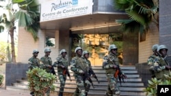 Les forces de sécurité maliennes en patrouille devant l'hôtel Radisson Blu à Bamako, Mali, 21 novembre 2015. (AP Photo/Jerome Delay)