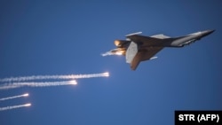 资料照：中国空军在一次空军表演中展示J-16战机。（2019年10月17日）