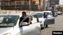 ڕیزبەستنی ئۆتۆمبێلەکان لەبەردەم بەنزینخانەکانی لوبناندا