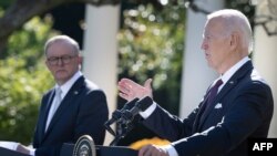 美国总统乔·拜登（Joe Biden）2023年10月25日与到访的澳大利亚总理安东尼·阿尔巴尼斯（Anthony Albanese）在白宫举行联合记者会。（法新社）