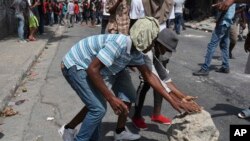 Manifestan anti-gouvènmantal kap mete barikad nan lari Pòtoprens. (Foto: AP/Edris Fortune) 10 jen 2019.