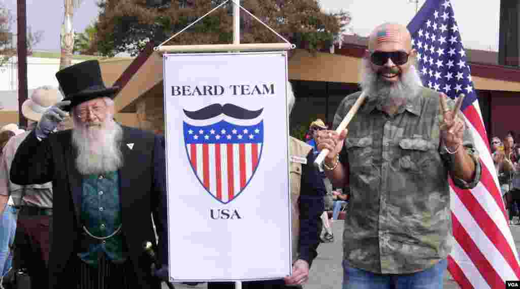 额头印着星条旗的光头大胡子（美国之音国符拍摄）