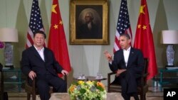 တရုတ်သမ္မတ ရှီကျင်းပင် နဲ့ အမေရိကန်သမ္မတ တို့ ကယ်လီဖိုးနီးယားပြည်နယ် Sunnylands မှာ တွေ့ဆုံဆွေးနွေးခဲ့ကြစဉ်။ (ဇွန်လ ၇ ရက်၊ ၂၀၁၃)