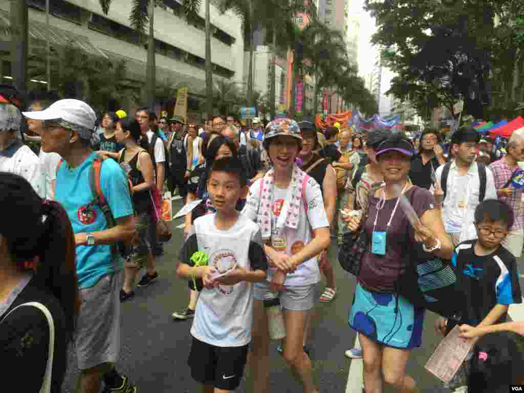 数万港人参加七一大游行誓言守护香港（美国之音海彦拍摄）