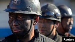 矿工们依次排队，等待洗澡（资料照片）