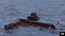 وێنەیەکی ڕزگارکردنی کۆچبەران لە دەریای ناوەڕاستدا