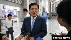 정의용 한국 청와대 안보실장이 1일 오전 워싱턴으로 출국하기 전 인천국제공항에서 취재진의 질문에 답변하고 있다.